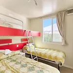 Mobile In With Shared Pool Holiday home