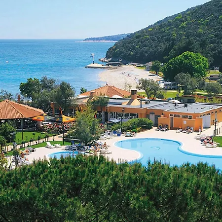 Mobile In With Shared Pool Holiday home
