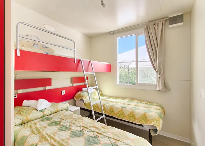 Mobile In With Shared Pool Holiday home